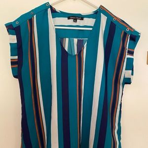 In great condition striped blouse💗